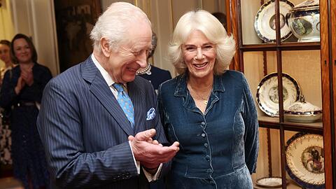 König Charles III. und Königin Camilla während eines Empfangs im März.