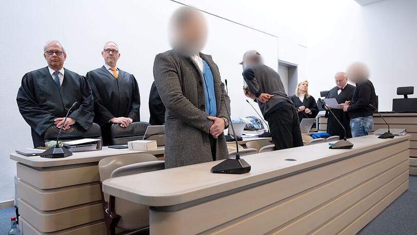Im Prozess um den Diebstahl des keltischen Goldschatzes aus einem Museum in Manching hat das Landgericht die Angeklagten - hier mit ihren Verteidigern - zu Geständnissen aufgefordert. (Archivbild)