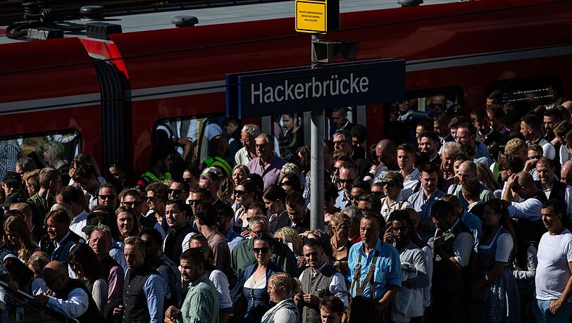 Während der Wiesn herrscht am Halt Hackerbrücke oft dichtes Gedränge. (Archivbild) Während der Wiesn herrscht am Halt Hackerbrücke oft dichtes Gedränge. (Archivbild)