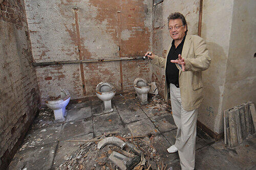 Hans-Christian Täubrich, Chef des Doku-Zentrums, zeigt die alten Toiletten-Anlagen.
