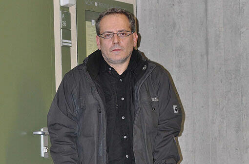 Lagerist Enrico C. (47) kann sich derzeit nur mit Gehhilfen fortbewegen.