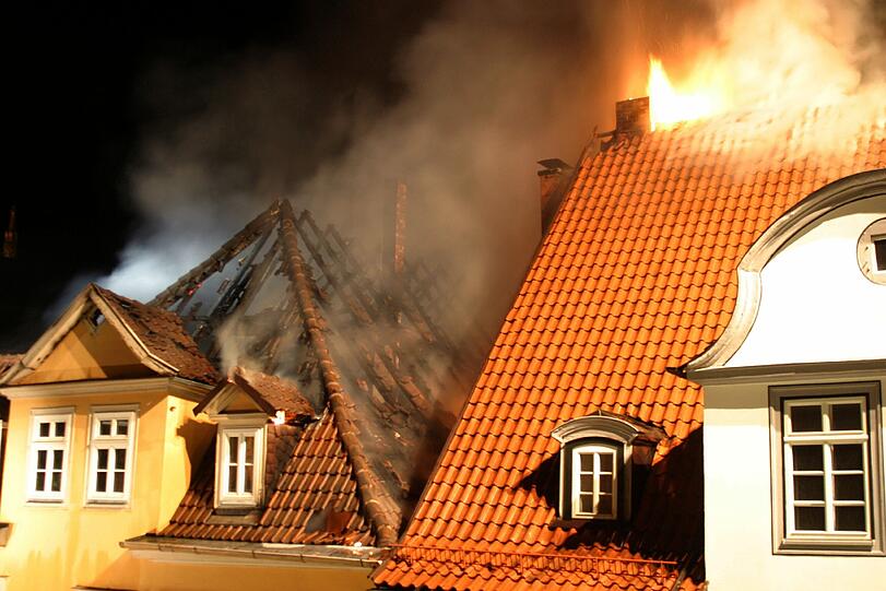 Großbrand in der historischen Altstadt von Coburg: brennender Dachstuhl.