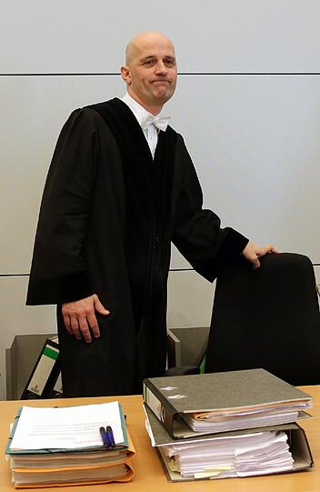 Seine Krawatte ist wieder Bordeaux-rot wie am ersten Prozesstag: Uli Hoeneß kam erneut in Begleitung von Frau Susanne in den Gerichtssaal. Mit dabei: Verteidiger Hanns Feigen. Die Bilder vom dritten Prozesstag vor dem Landgericht München II...