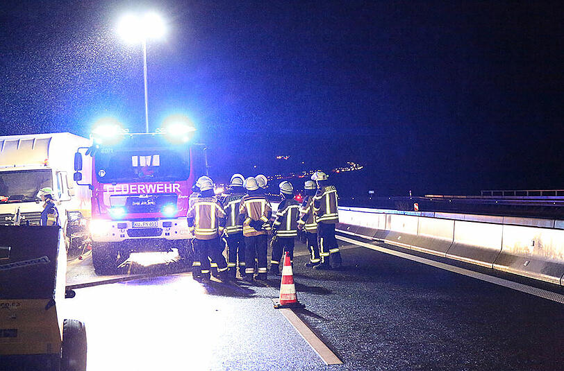 Bei seinem Crash in eine Baustelle hinterließ ein Lkw eine Schneise der Verwüstung. Die Bilder.