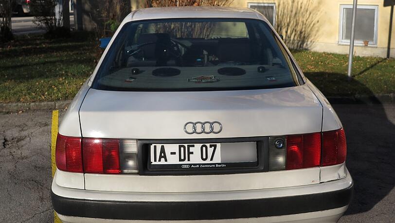 Dieses Kennzeichen hat der selbsternannte Reichsbürger selbst entworfen und fachmännisch prägen lassen. Die Polizei fischte das Auto in Bad Reichenhall aus dem Verkehr. Dieses Kennzeichen hat der selbsternannte Reichsbürger selbst entworfen und fachmännisch prägen lassen. Die Polizei fischte das Auto in Bad Reichenhall aus dem Verkehr.