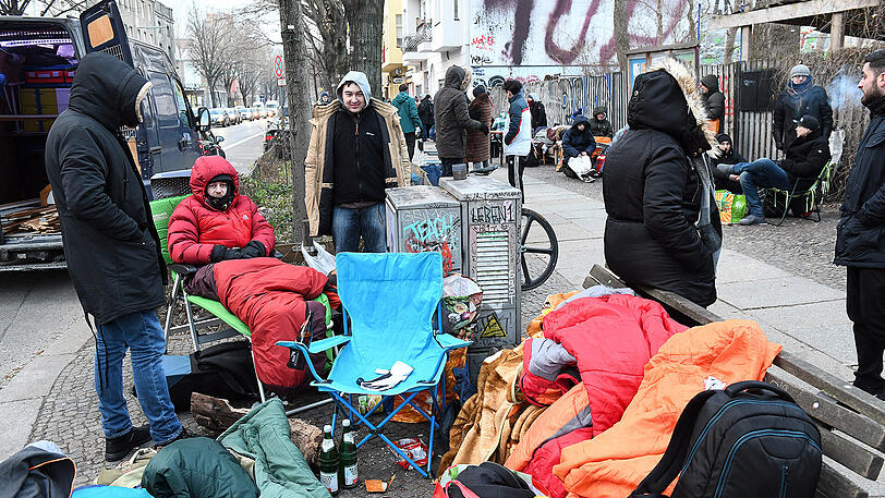 Warten auf den Wunderschuh: Trotz eisiger Temperaturen harrten zahlreiche Berliner die ganze Nacht durch aus, um einen der begehrten BVG-Sneaker zu ergattern.