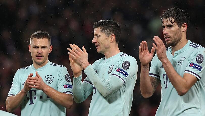 Recht guter Laune: Die Bayern-Profis bedanken sich nach dem Remis an der Anfield Road bei den Fans. Recht guter Laune: Die Bayern-Profis bedanken sich nach dem Remis an der Anfield Road bei den Fans.
