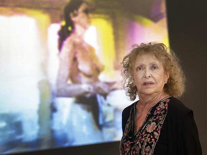 Carolee Schneemann vor ihrer Arbeit "Body Collage" (1967).