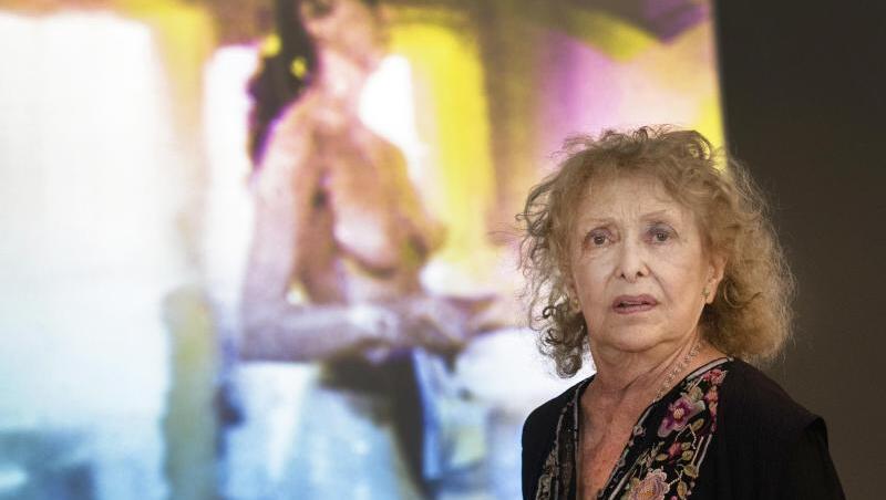 Carolee Schneemann vor ihrer Arbeit "Body Collage" (1967). Carolee Schneemann vor ihrer Arbeit "Body Collage" (1967).
