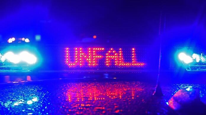 Blaulicht und der LED-Schriftzug "Unfall" auf dem Dach eines Polizeistreifenwagens.