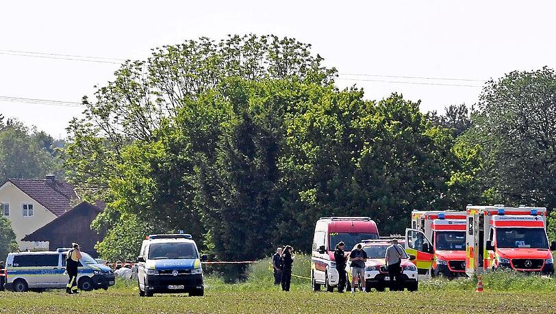 Auf einem Feldweg am Ortsrand von Sauerlach wurde eine junge Frau tot aufgefunden. Die Polizei geht von einem Tötungsdelikt aus.