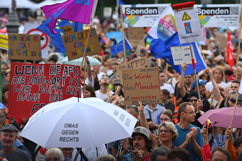 Tausende Menschen haben am Samstag auf dem Königsplatz in München gegen rechts demonstriert.