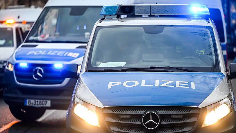 Ein totes Baby wird in Berlin an einem Gehweg gefunden, die Polizei ermittelt.