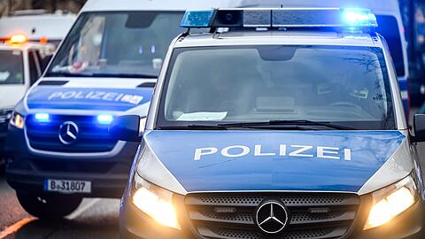 Ein totes Baby wird in Berlin an einem Gehweg gefunden, die Polizei ermittelt.
