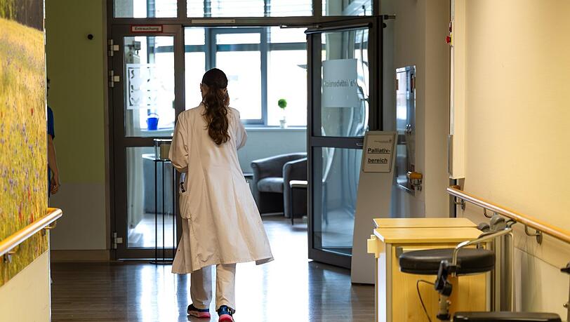 Eine Ärztin ist auf einem Krankenhausgang unterwegs. Medizinische Berufe können künftig ihre Abschlüsse schneller anerkennen lassen.