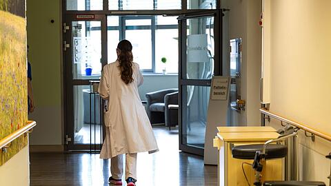 Eine Ärztin ist auf einem Krankenhausgang unterwegs. Medizinische Berufe können künftig ihre Abschlüsse schneller anerkennen lassen.