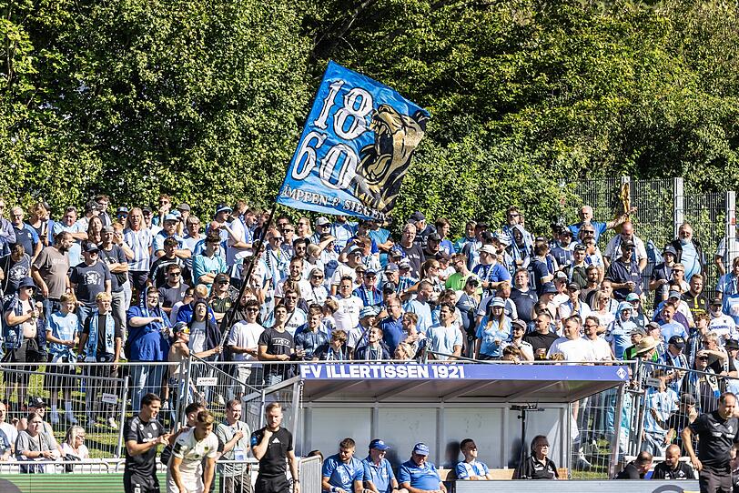 Machten gute Stimmung in Illertissen: Die Fans des TSV 1860. Machten gute Stimmung in Illertissen: Die Fans des TSV 1860.
