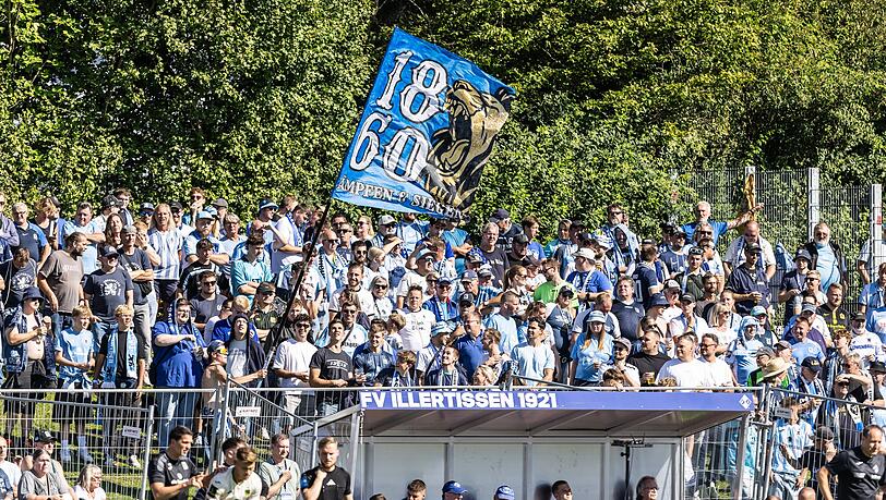 Machten gute Stimmung in Illertissen: Die Fans des TSV 1860. Machten gute Stimmung in Illertissen: Die Fans des TSV 1860.