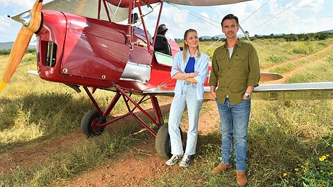 "Das Traumschiff: Afrika: Madikwe": Nach einer Notlandung in der Savanne kommen sich Sophia Berg (Valentina Pahde) und Max Parger (Florian Silbereisen) n&auml;her.