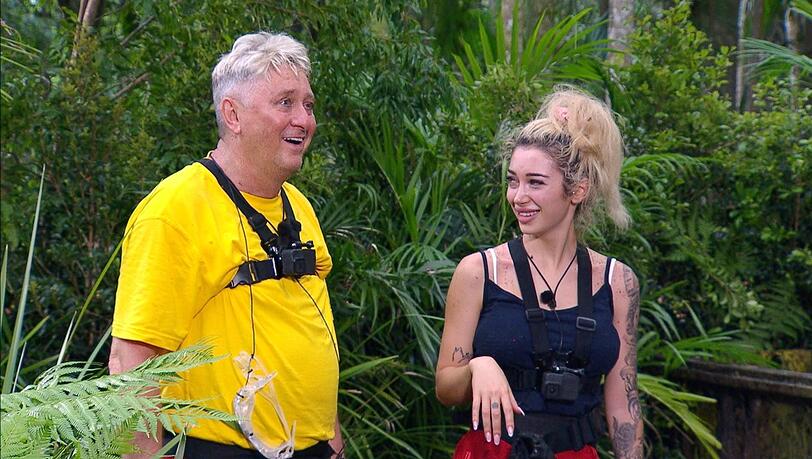 Hubert Fella bei der Dschungelpr&uuml;fung mit Ariel Hediger