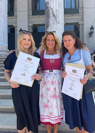 Silja Steinberg zusammen mit Tochter Lilli und Mitarbeiterin und langj&auml;hriger Freundin Angela Ofenstein.