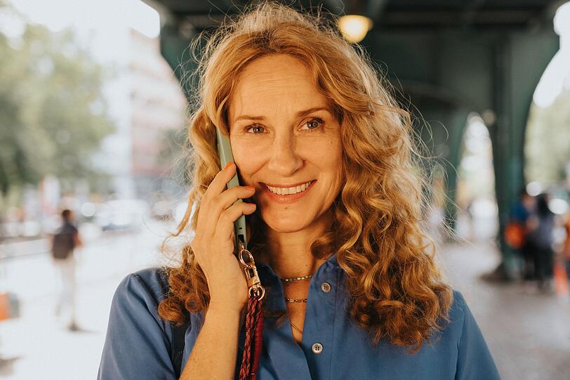 Caro (Chiara Schoras) ist professionelle Wingwoman und hilft ihren Klientinnen und Klienten, die Liebe zu finden.