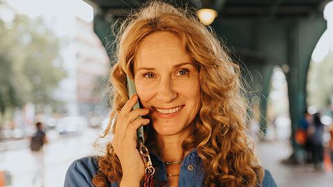 Caro (Chiara Schoras) ist professionelle Wingwoman und hilft ihren Klientinnen und Klienten, die Liebe zu finden.