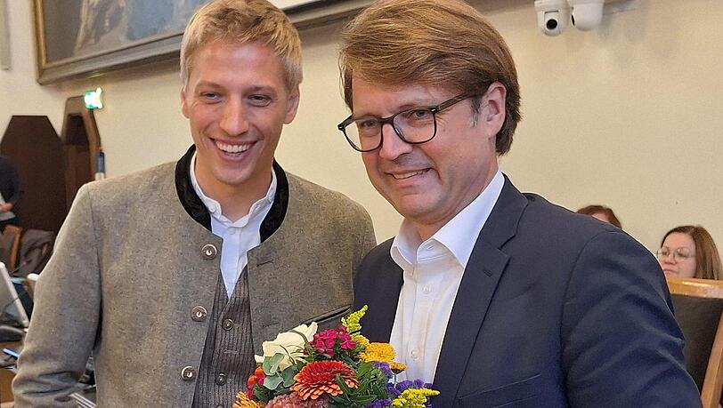OB Dominik Krause (links) gratuliert Florian Kraus. Er darf Referent für Bildung und Sport bleiben. OB Dominik Krause (links) gratuliert Florian Kraus. Er darf Referent für Bildung und Sport bleiben.