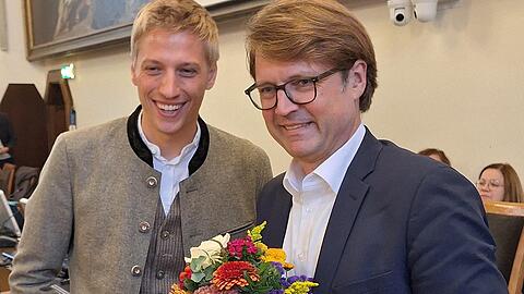 OB Dominik Krause (links) gratuliert Florian Kraus. Er darf Referent f&uuml;r Bildung und Sport bleiben.