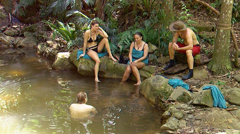 Was sonst passiert: Helmut Berger schwimmt im Badeteich. Claudelle Deckert (l.), Allegra Curtis und Patrick Nuo schauen ihm zu und Allegra plaudert dabei aus dem Nähkästchen.