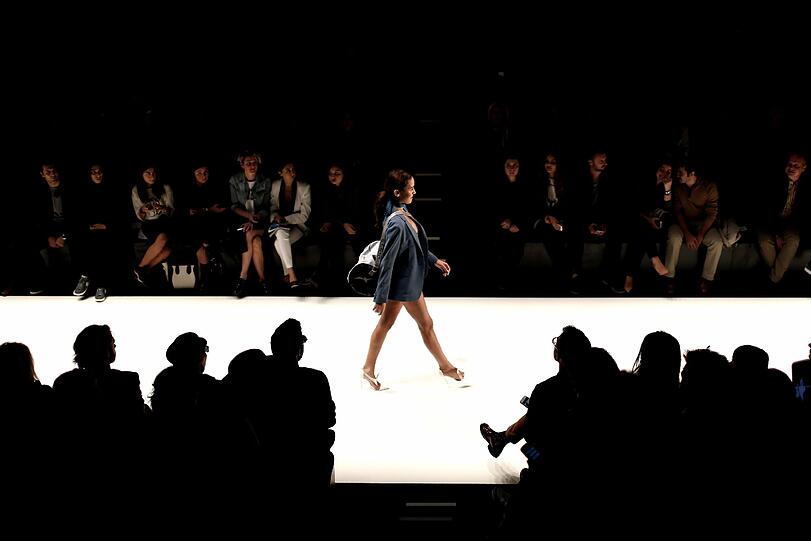 Bereits am Montag präsentierten heiße Models die Mode für das kommende Jahr.