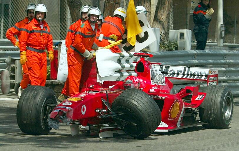 2004: Michael Schumacher beendet den Großen Preis von Monaco vorzeitig und fährt mit seinem zerstörten Ferrari in die Box.