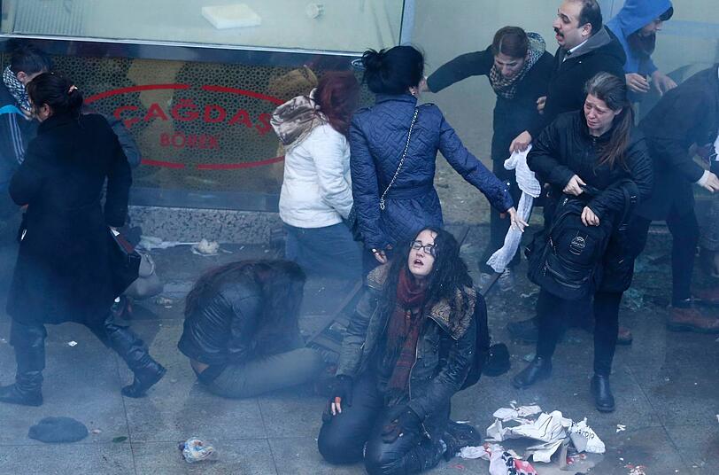 Diese Demonstranten in Istanbul fliehen vor der von der Polizei eingesetzten Tränengas