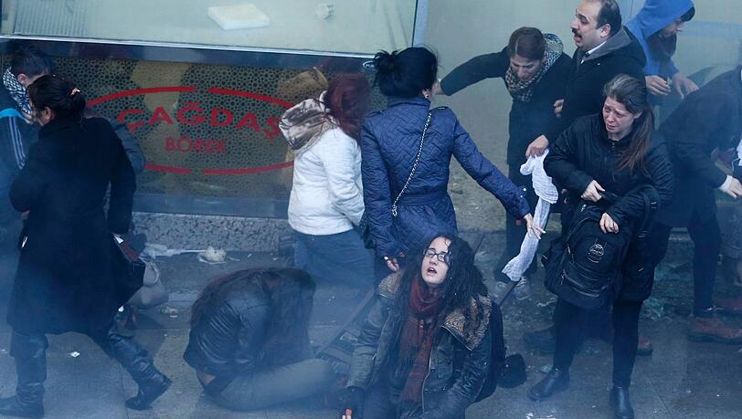 Diese Demonstranten in Istanbul fliehen vor der von der Polizei eingesetzten Tränengas Diese Demonstranten in Istanbul fliehen vor der von der Polizei eingesetzten Tränengas