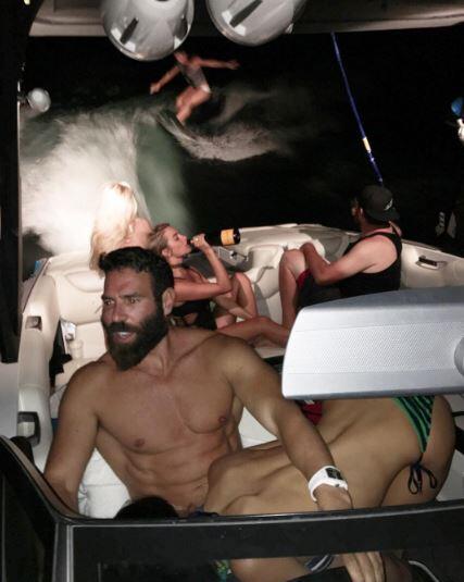 Luxuskarren, Waffen und viel, viel nackte Haut - diese drei Dinge bestimmen das Leben von Instagram-Playboy Dan Bilzerian.