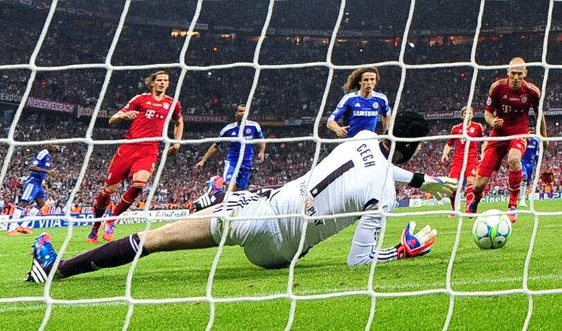 Finale dahoam 2012: Robben scheitert per Elfmeter an Petr Cech.