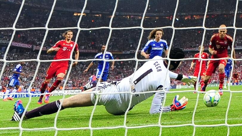 Finale dahoam 2012: Robben scheitert per Elfmeter an Petr Cech. Finale dahoam 2012: Robben scheitert per Elfmeter an Petr Cech.