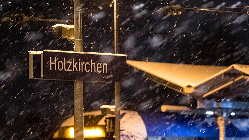 Der Bahnhof gilt in Holzkirchen als Umschlagplatz für Drogen. (Archivbild)
