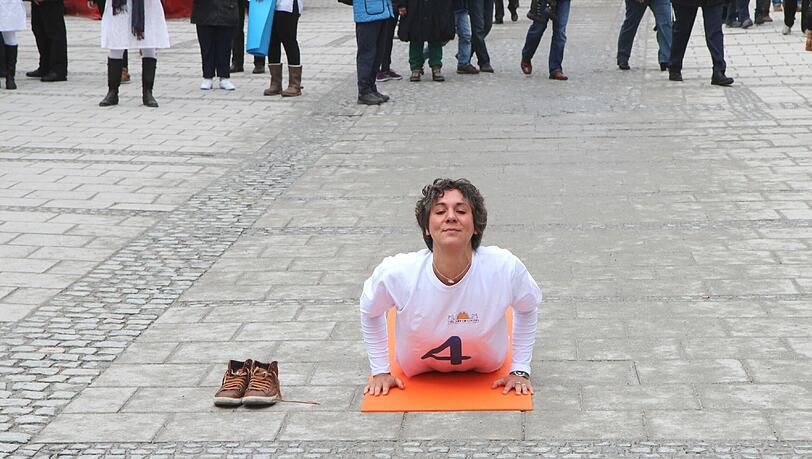 Hopsen und Dehnen in der Fußgängerzone: Am Stachus haben sich Yoga-Fans zu einem Flashmob unter freiem Himmel verabredet. Die Bilder. Hopsen und Dehnen in der Fußgängerzone: Am Stachus haben sich Yoga-Fans zu einem Flashmob unter freiem Himmel verabredet. Die Bilder.