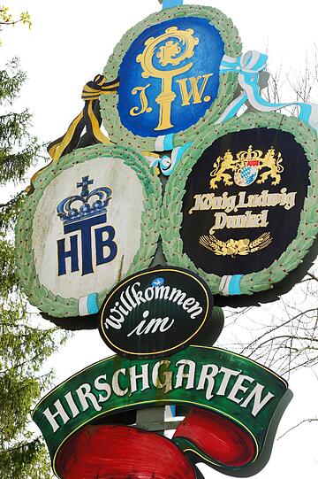 Im Hirschgarten ist Platz für 8000 Gäste - und naive Kunst.