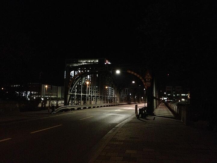 Während der Wiesn undenkbar: die Hackerbrücke, komplett leer.