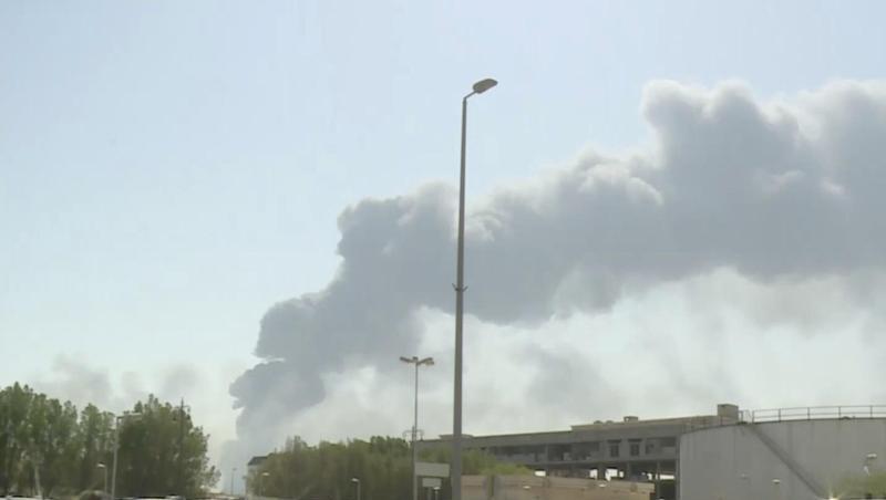 Ein Video-Standbild zeigt Rauchwolken, nachdem mehrere Drohnenangriffe unter anderem die größte Ölraffinerie in Saudi-Arabien getroffen und Brände ausgelöst haben. Ein Video-Standbild zeigt Rauchwolken, nachdem mehrere Drohnenangriffe unter anderem die größte Ölraffinerie in Saudi-Arabien getroffen und Brände ausgelöst haben.