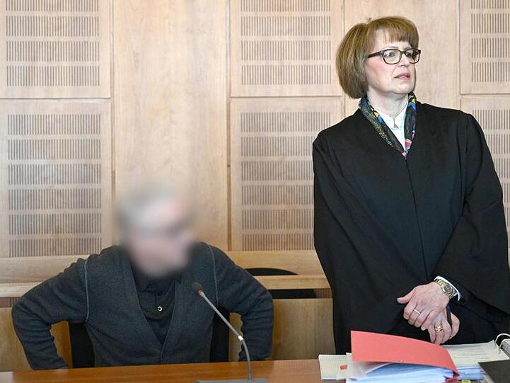 Der Heilpraktiker Klaus R. (l.) und Anwältin Ursula Bissa im Landgericht in Krefeld.