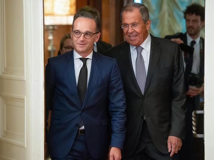 Außenminister Maas liefert sich mit seinem russischen Amtskollegen Lawrow einen Schlagabtausch.