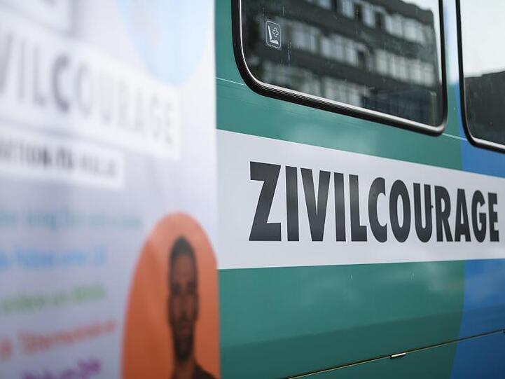 Eine Straßenbahn ist mit der Aufschrift "Zivilcourage". Foto: Edith Geuppert/dpa/Archivbild