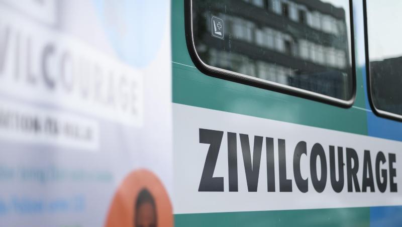 Eine Straßenbahn ist mit der Aufschrift "Zivilcourage". Foto: Edith Geuppert/dpa/Archivbild Eine Straßenbahn ist mit der Aufschrift "Zivilcourage". Foto: Edith Geuppert/dpa/Archivbild