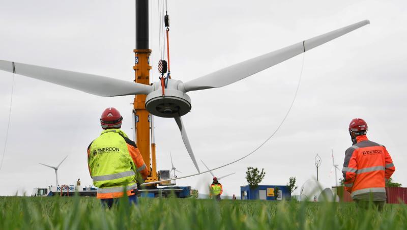 Arbeiter des Windkraftbauers Enercon bei Wartungsarbeiten im niedersächsischen Gestorf.