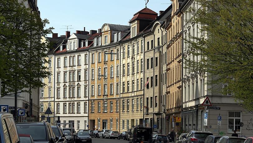 Schwungvoll: Häuserzeile in der Elsässer Straße Richtung Orleansstraße. Schwungvoll: Häuserzeile in der Elsässer Straße Richtung Orleansstraße.