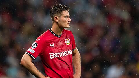 Leverkusens Patrik Schick steht auf dem Platz.