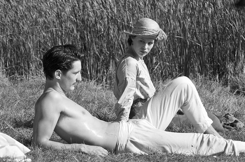 Paula Beer mit Pierre Niney in François Ozons Film "Frantz" (2016). Paula Beer erhält am 29. August den Hannelore-Elsner-Preis und kommt dafür nach Starnberg zum Fünf Seen Filmfestival.